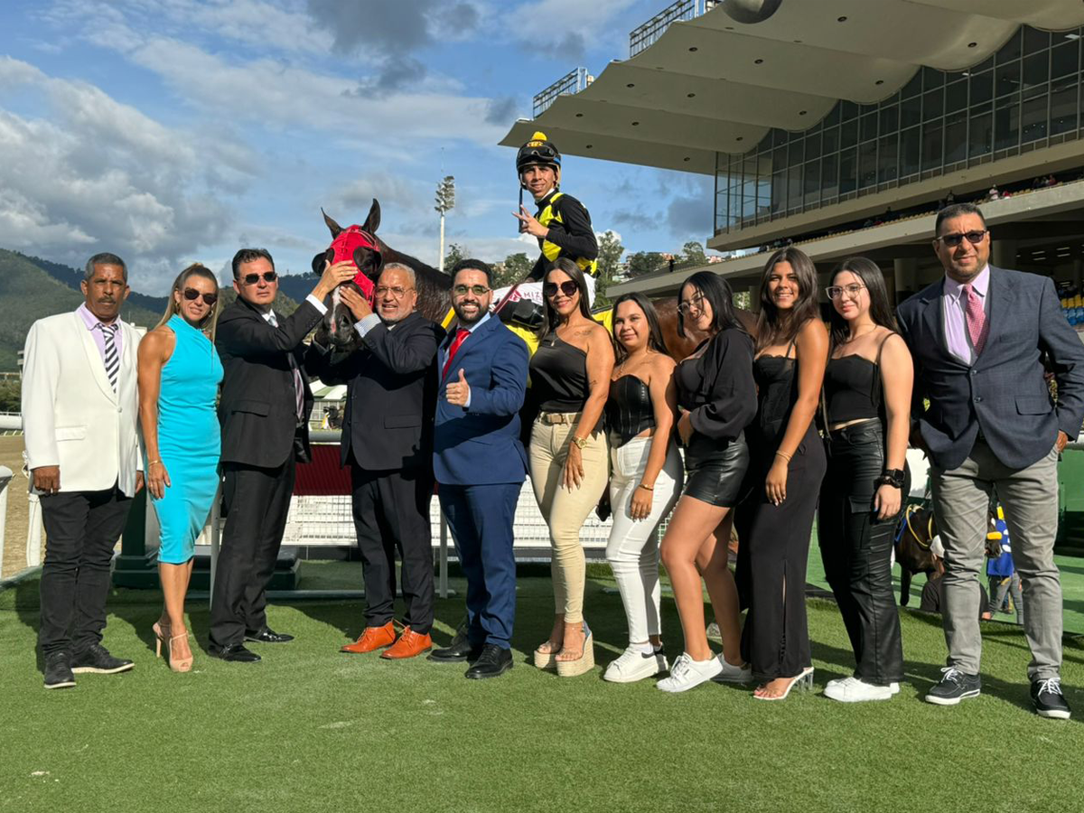 Franklin Puello Jr. lleva montas de lujo en el pool