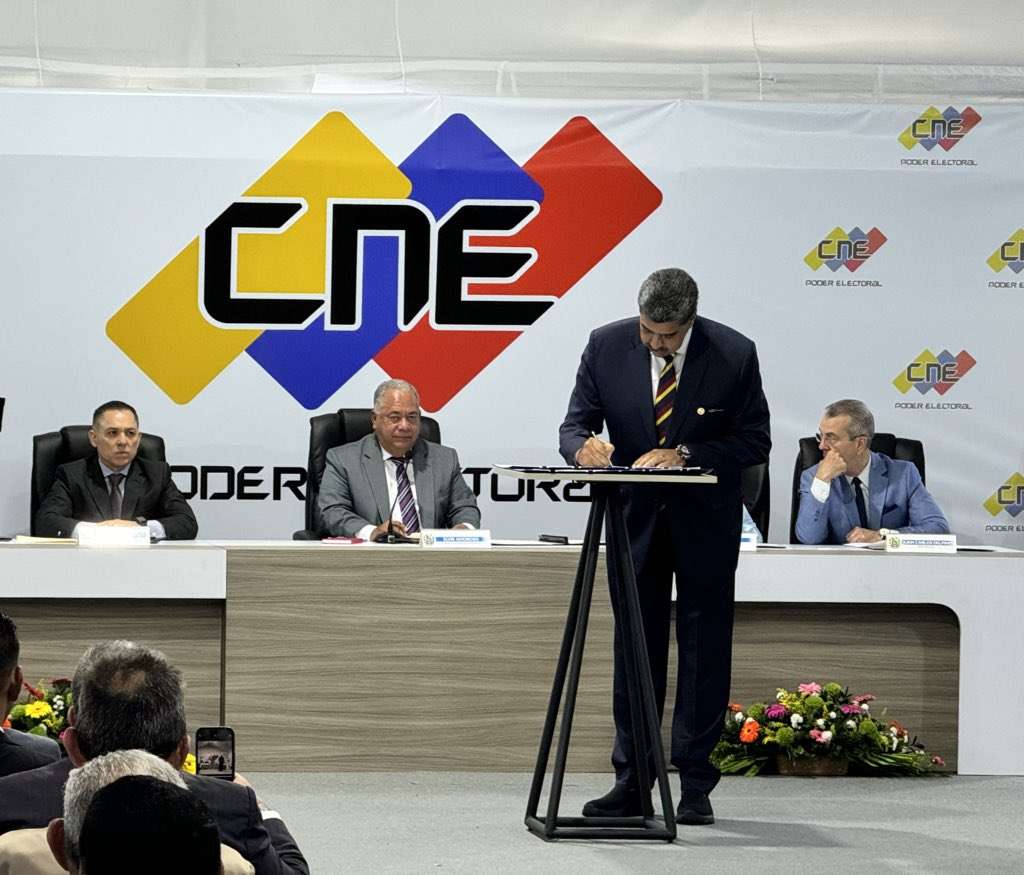 Maduro: Firma de acuerdo ante CNE es un paso para cuidar la paz