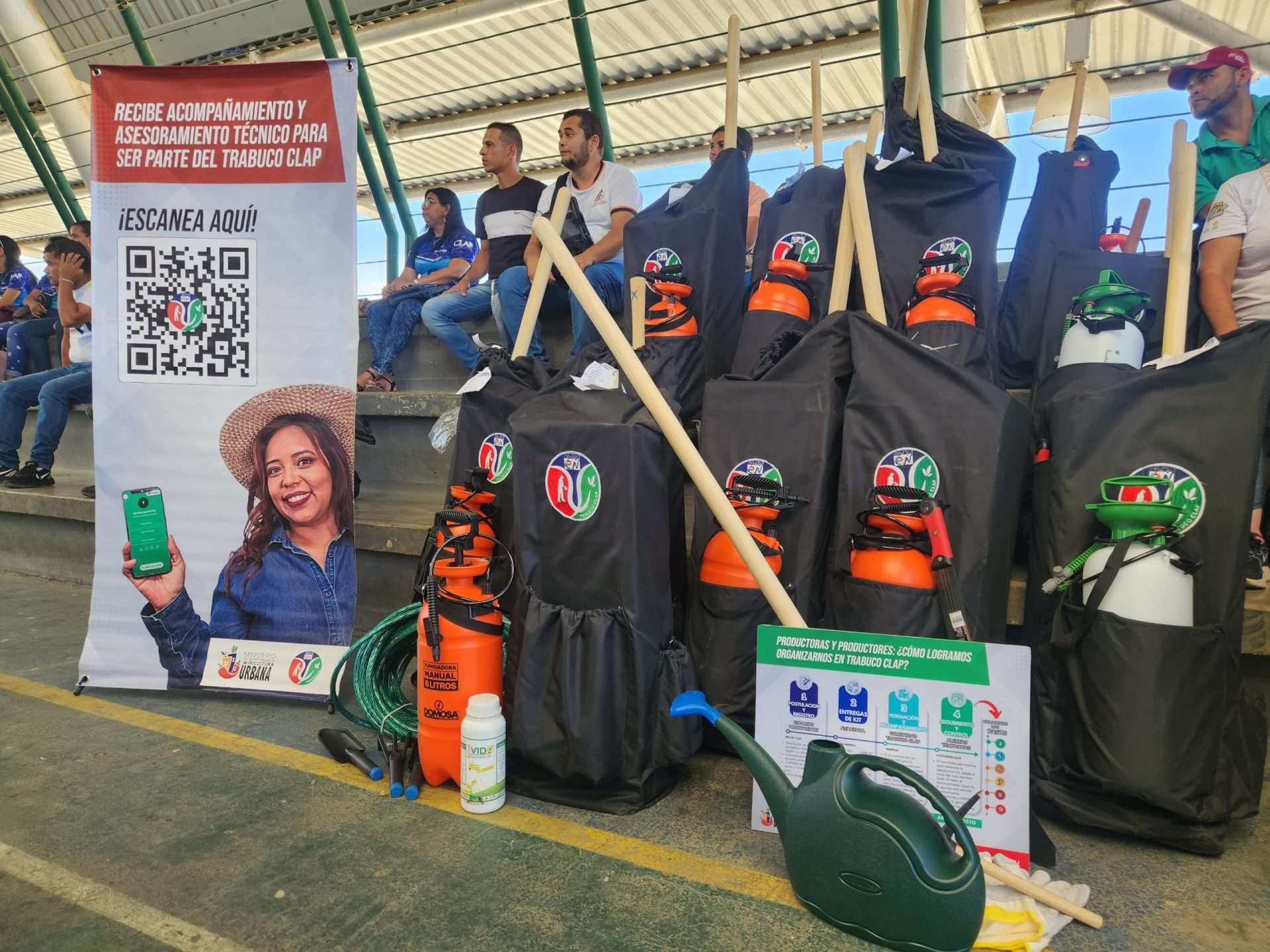 Entregan insumos a productores de los estados Sucre y Miranda