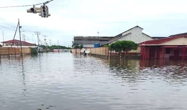 Nivel del agua alcanzó 60 cm en Cabimas por el aguacero