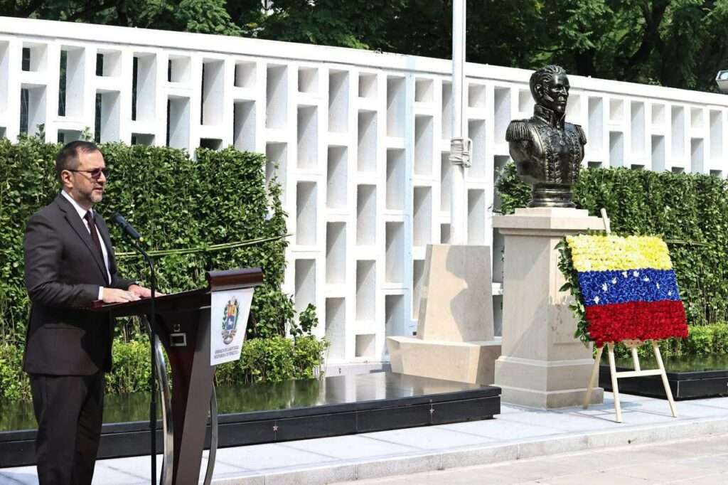 Canciller inaugura Plaza Bolívar en la Embajada de Venezuela en China