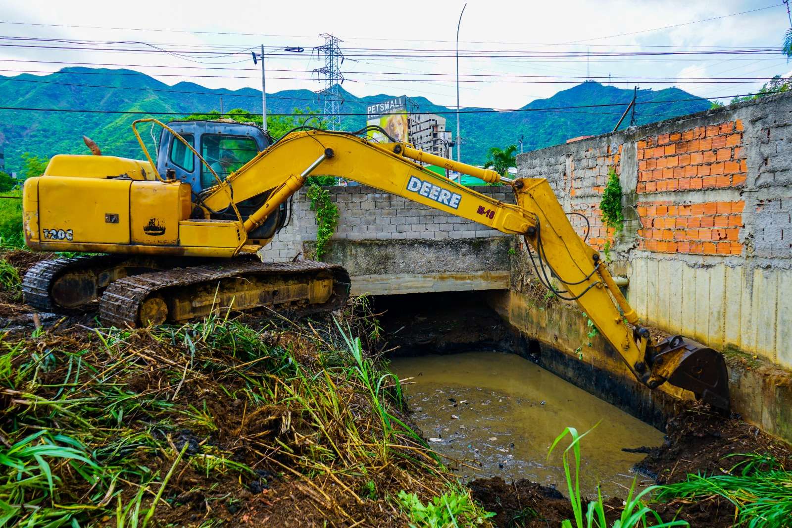 Intensifican labores de saneamiento ante las lluvias en Naguanagua