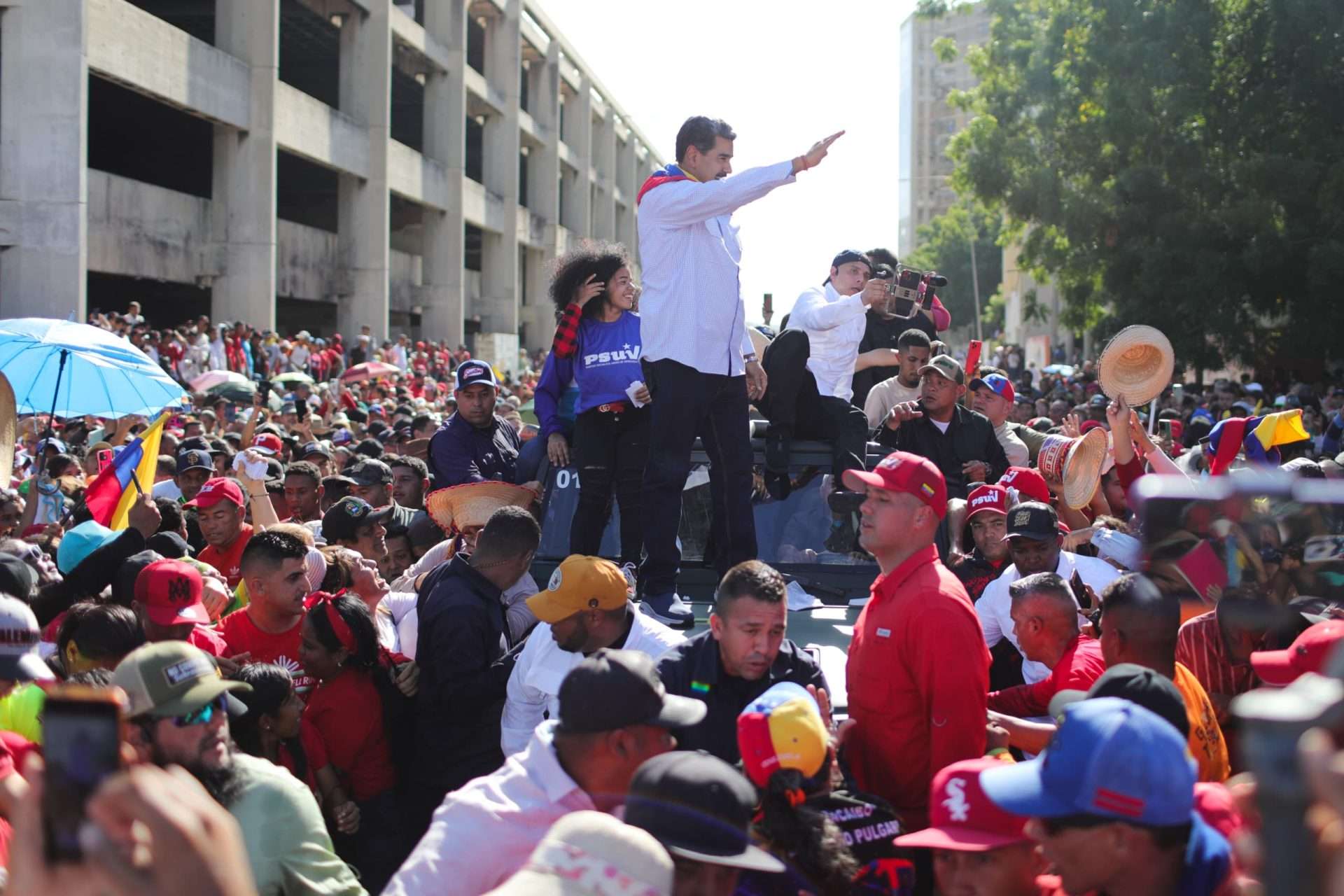 “Aqui está nuestro Presidente pa’ que trague y mastique”