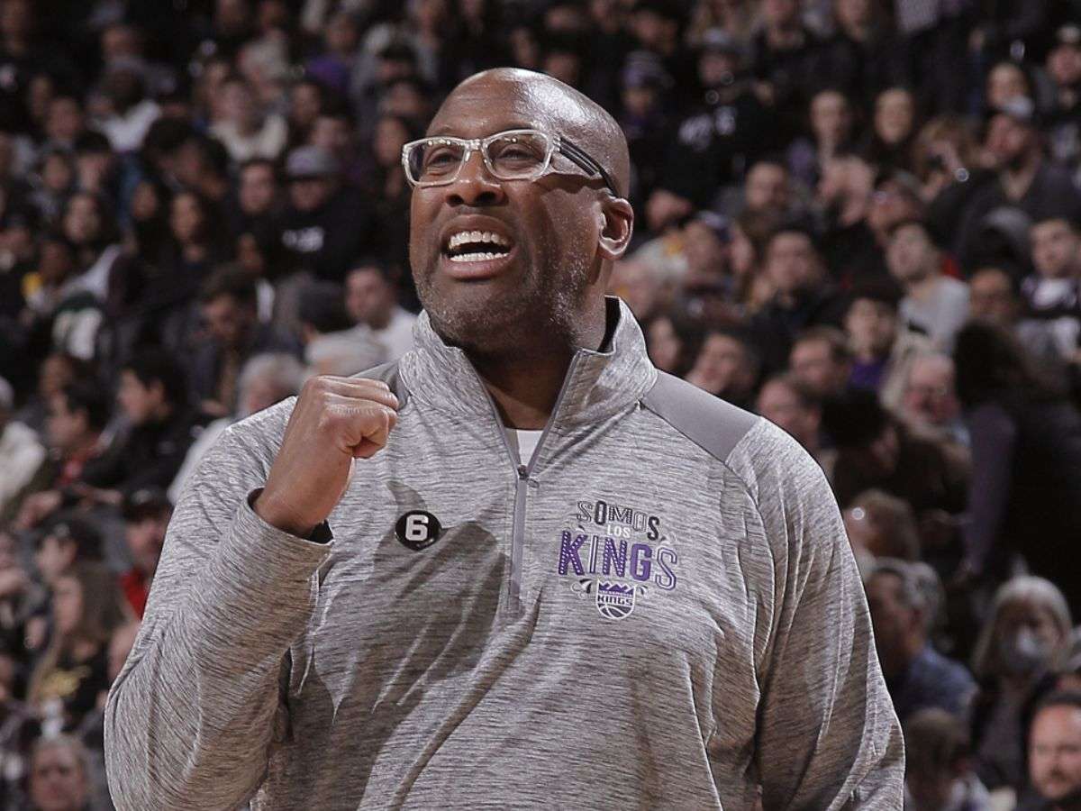 Mike Brown firma extensión de contrato con Kings