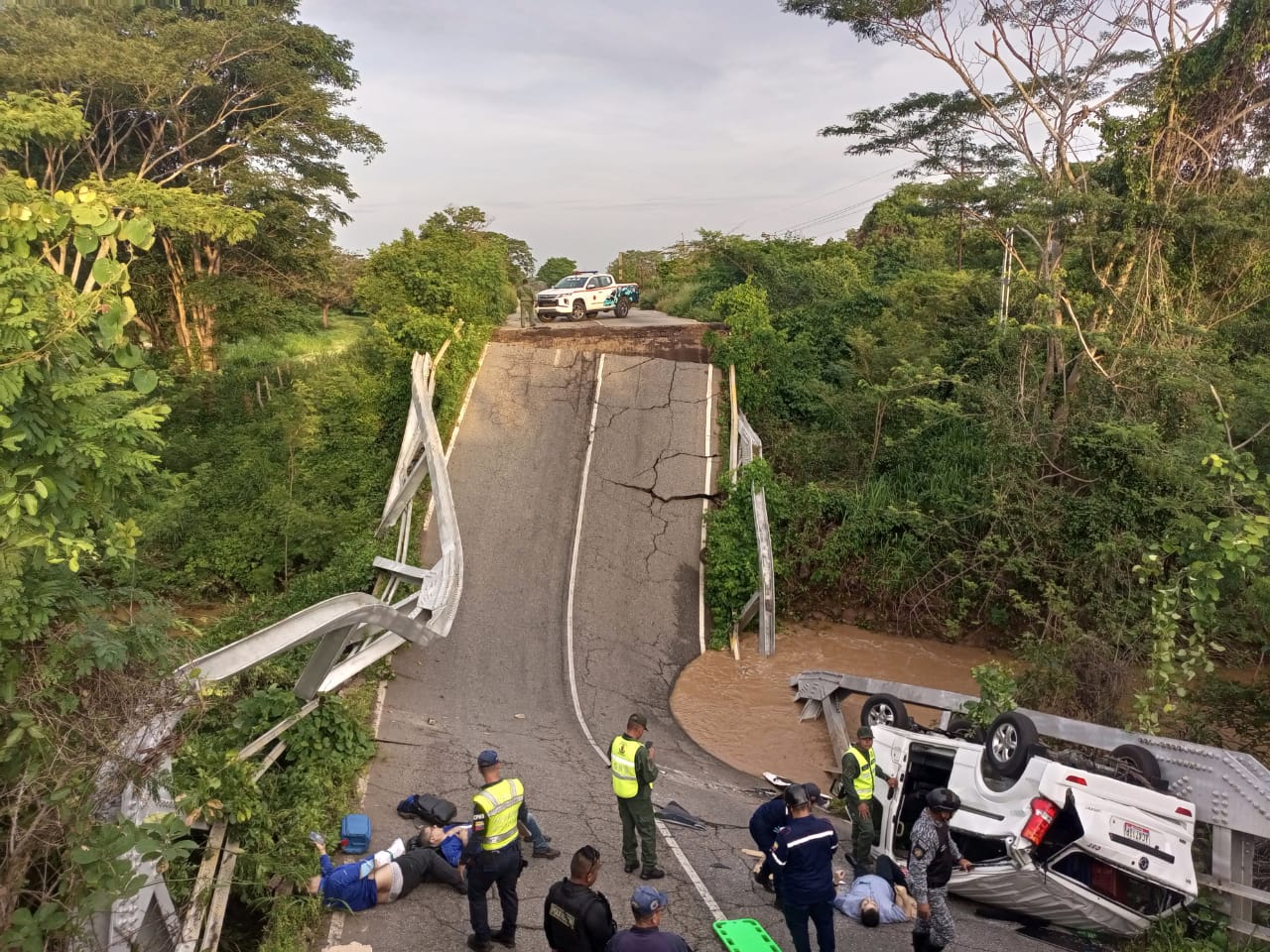 Presidente Maduro ordenó investigación por colapso del puente "La Cocuiza" en la carretera Falcón
