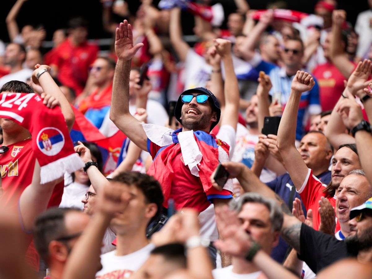 Serbia amenaza con dejar la Euro por cantos racistas