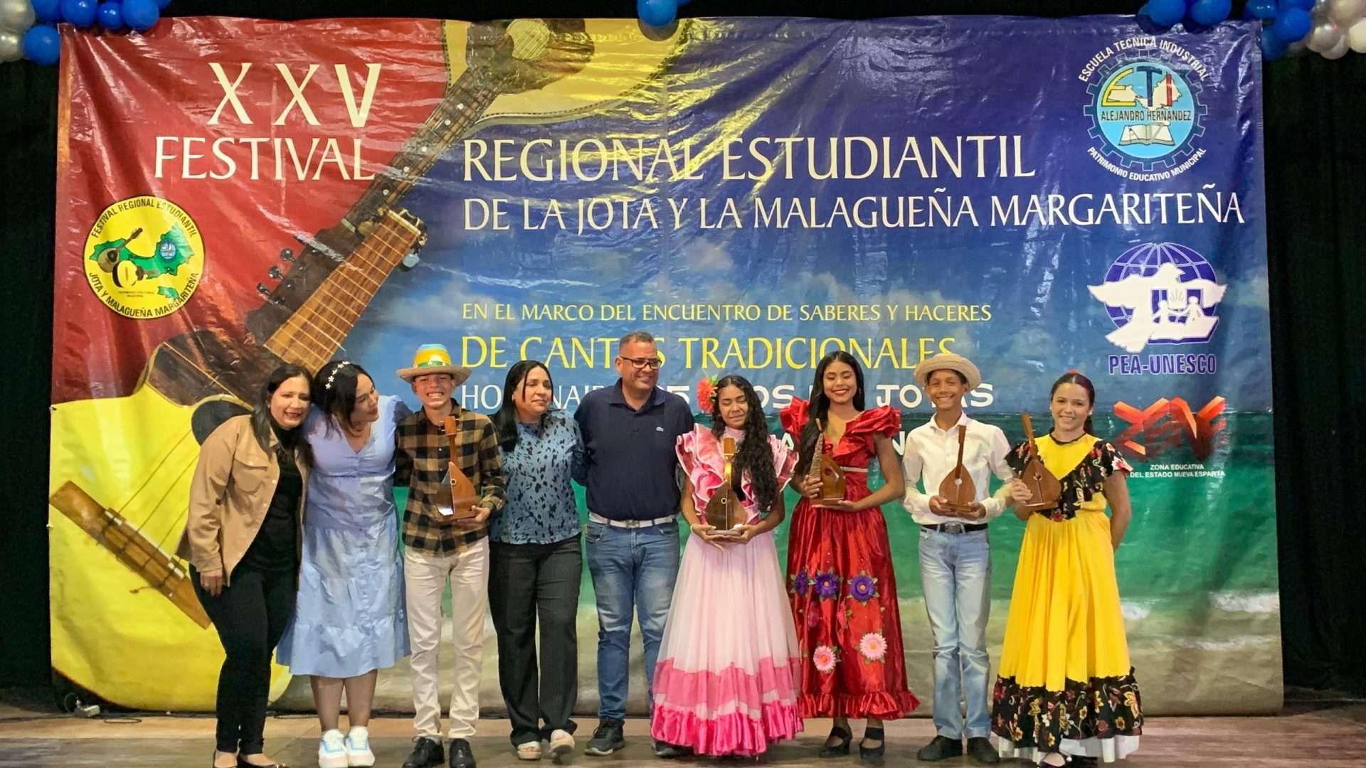 Estudiantes exaltan la música tradicional neoespartana