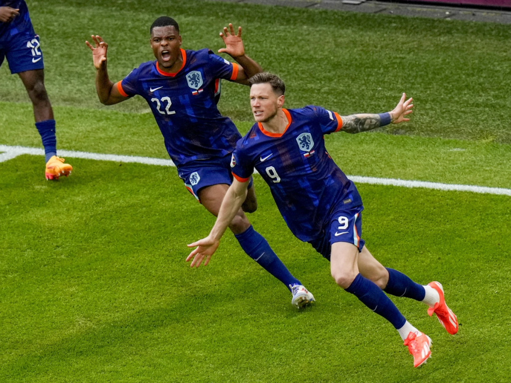 Países Bajos vino de atrás ante Polonia