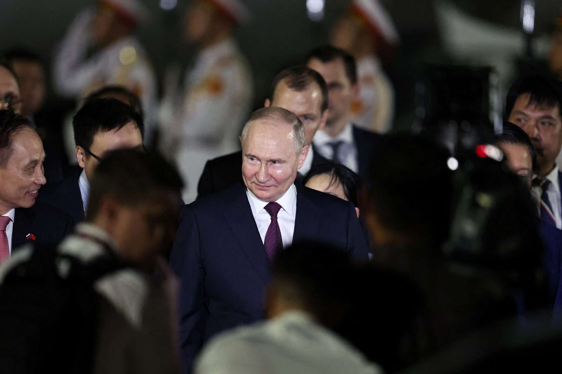 Putin llega a Vietnam en su segunda parada de visitas de Estado