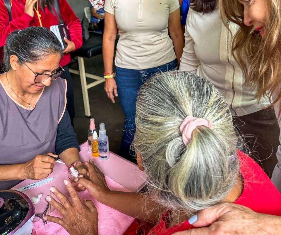 Realizan jornada de atención integral para abuelos en el 23 de Enero