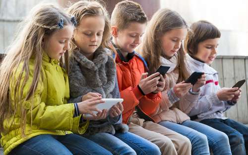 Niños inmersos en videojuegos ponen en riesgo su salud visual