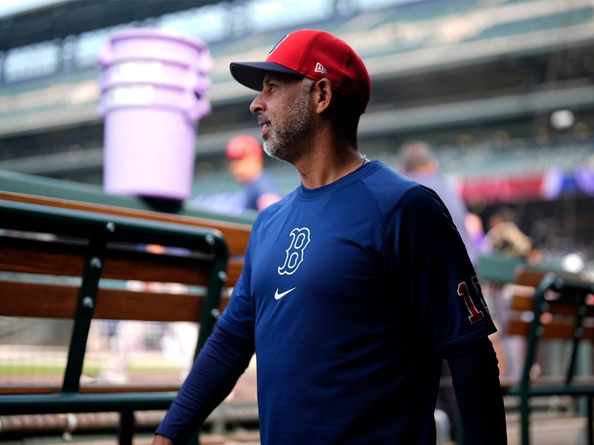 Alex Cora feliz de oficializar su extensión con Boston