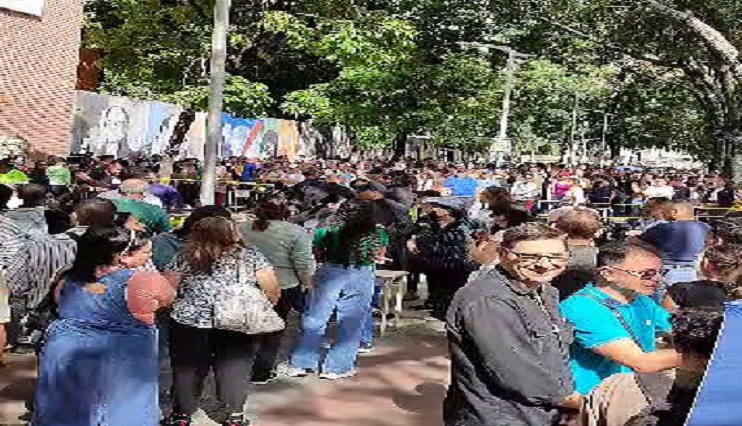 Largas colas en los centros de votación de Caracas