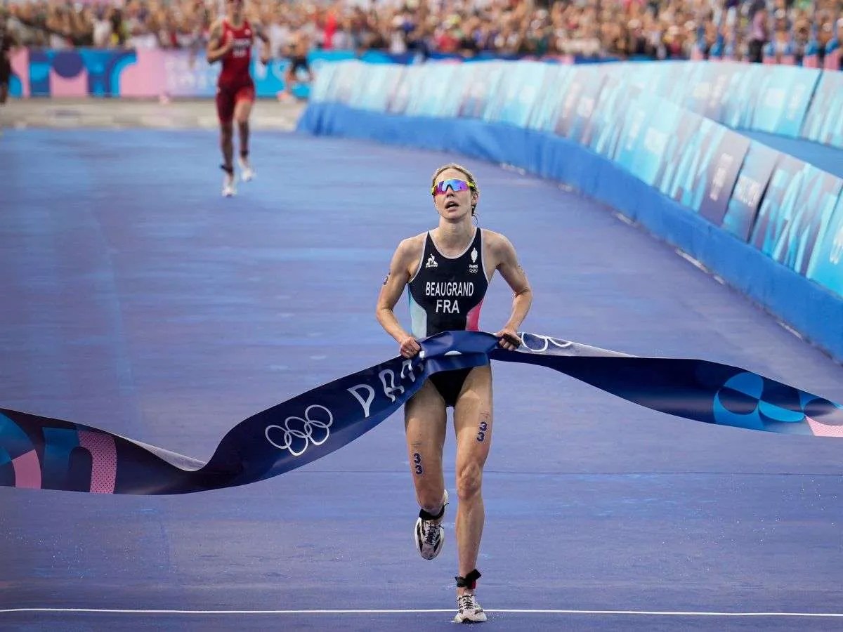 Cassandre Beaugrand ganó en el triatlón femenino