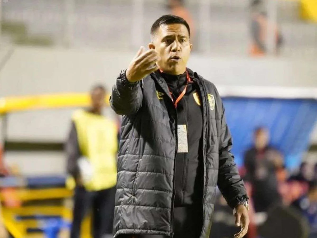 Bolivia despide a su DT y sondea a César Farías