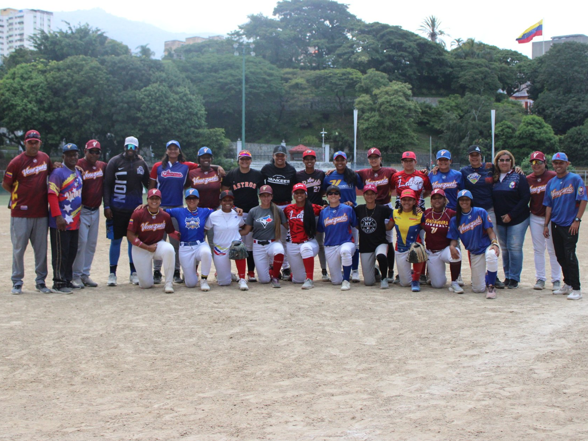Chicas del Team Beisbol se preparan para el Mundial