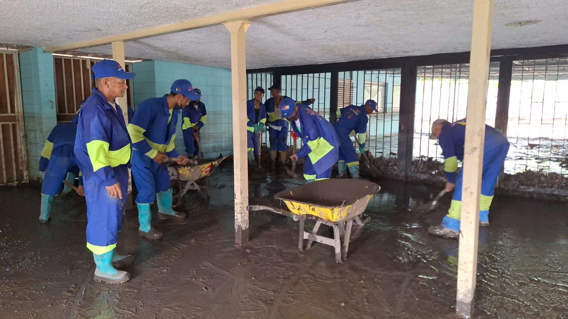 Bricomiles recuperan doce escuelas afectadas en Cumanacoa