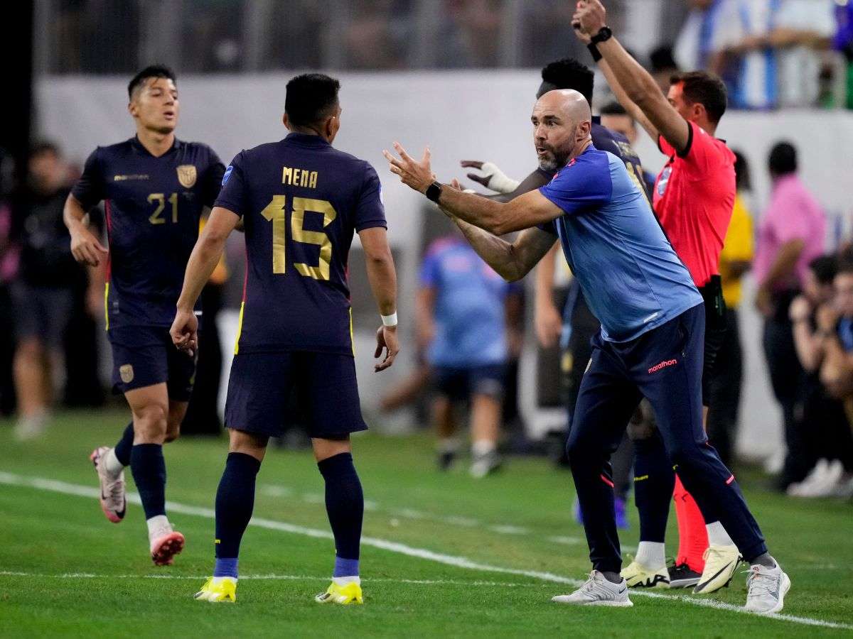 Ecuador despide al técnico Félix Sánchez Bas