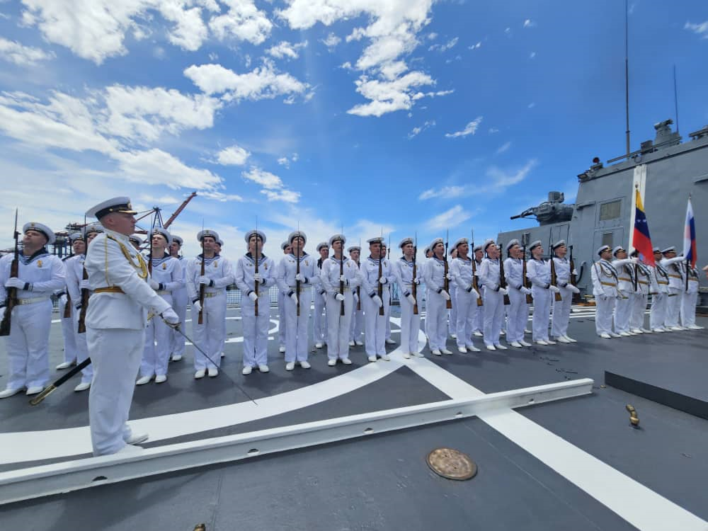 Arriba a Venezuela flota de buques militares rusos