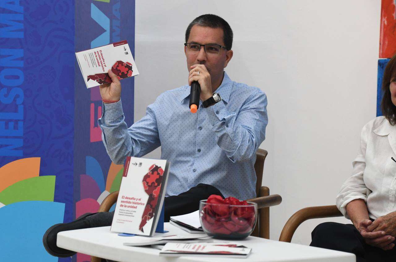 Arreaza presentó libro El desafío y el sentido histórico de la unidad