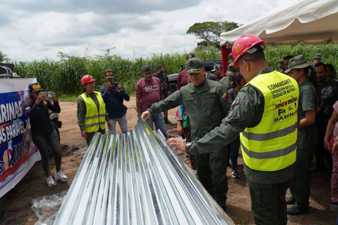 Padrino López entregó techos solicitados por la Venapp en Barinas 