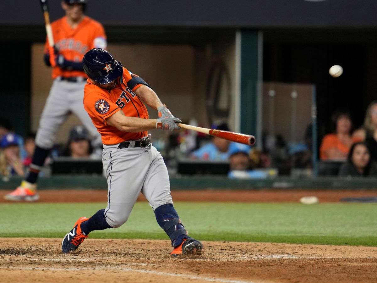 José Altuve igualó a Victor Martínez en hits