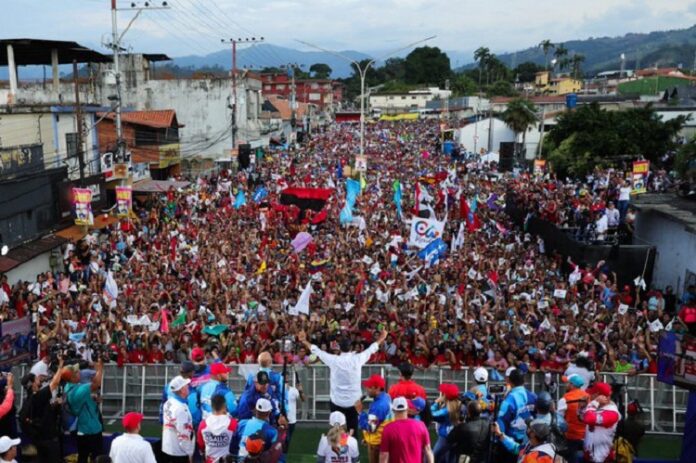 'Le hemos ganado a varias guarimbas, intentos de golpe, aquí estamos de pie y victoriosos'