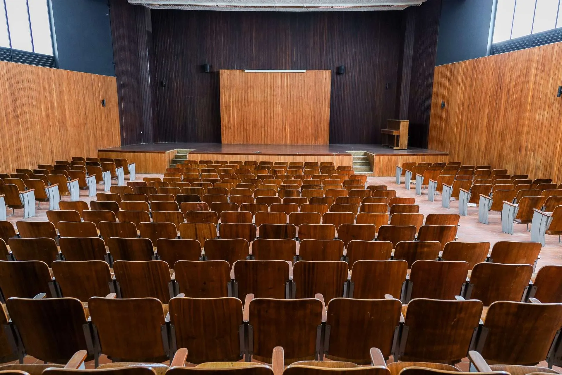 Rehabilitan auditorio y biblioteca de Ingeniería en la UCV