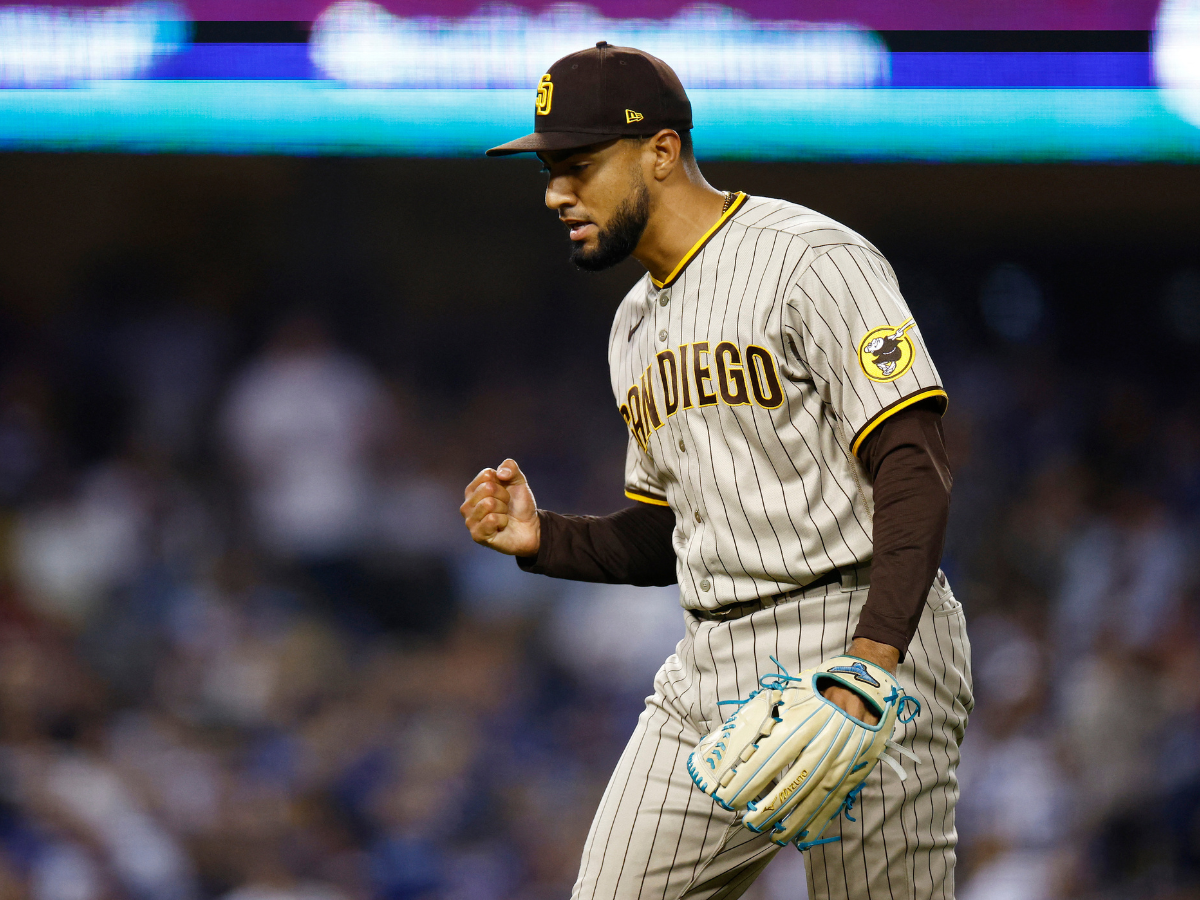 Robert Suárez estuvo intratable contra Cleveland