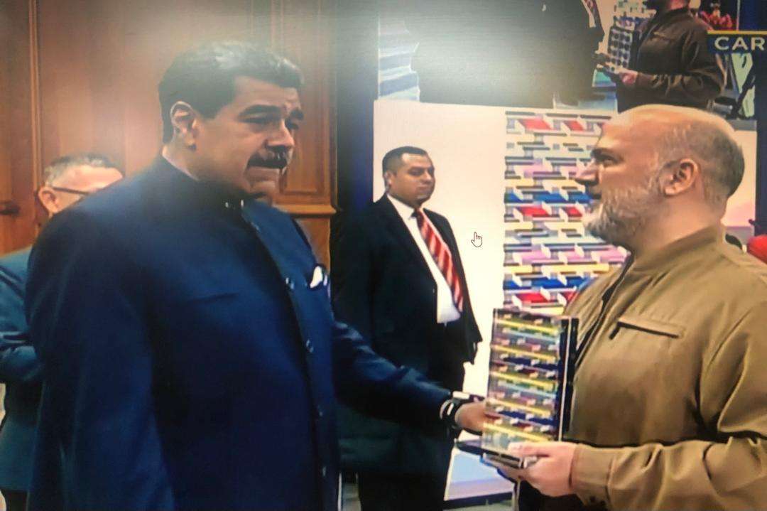 Maduro entrega Premio Nacional de Periodismo a “El Informante” de Últimas Noticias y Núñez Aldazoro