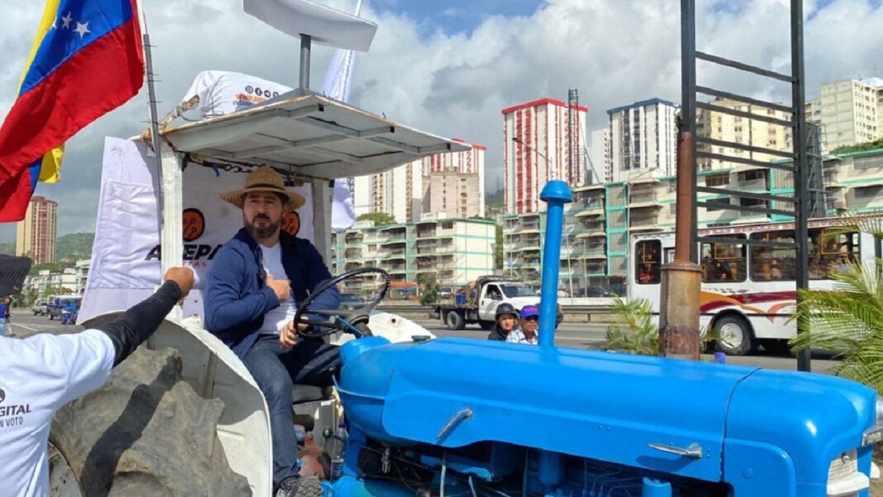 Daniel Ceballos arrancó su campaña sobre un tractor