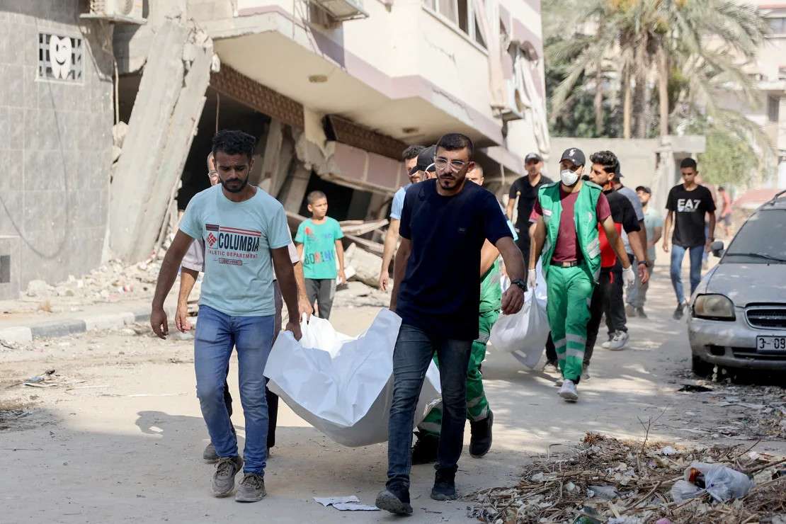 Hallan 60 cadáveres en descomposición en barrio del sur de Gaza