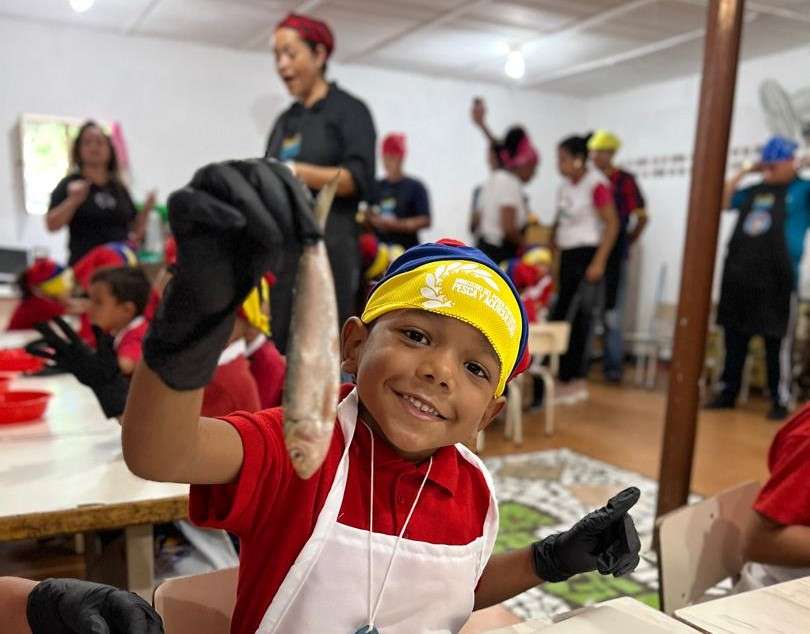 56 chamos de pre-escolar aprendieron a consumir y manipular el pescado