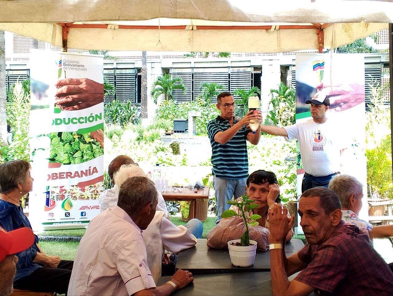 Abuelos aprenden sobre sistema de riego
