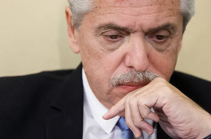 Confiscaron el celular de Alberto Fernández y le prohíben salir de Argentina