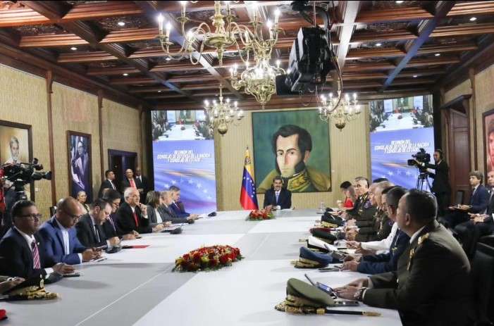 Maduro: no vamos a entregar el poder político a la oligarquía fascista
