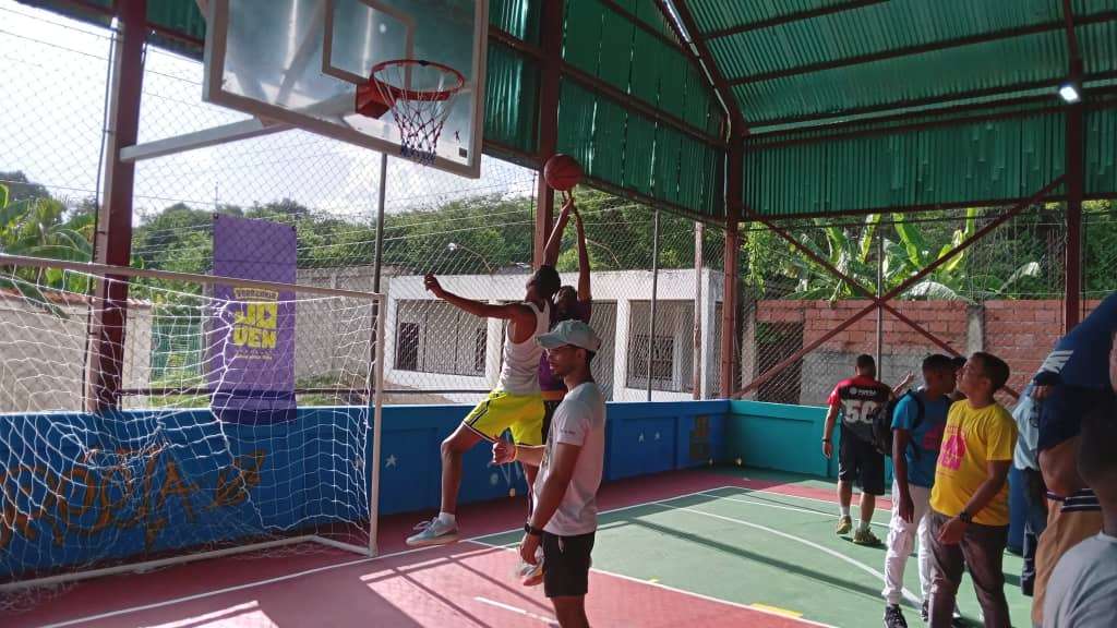 Renovada cancha de usos múltiples en Santa Lucía del Tuy