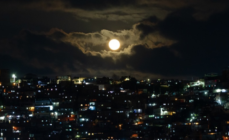 Así se vio este lunes la súper luna azul en Caracas (+ fotos)