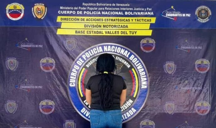 Detienen a mujer por escribir libertad con harina del Clap en una calle de Miranda