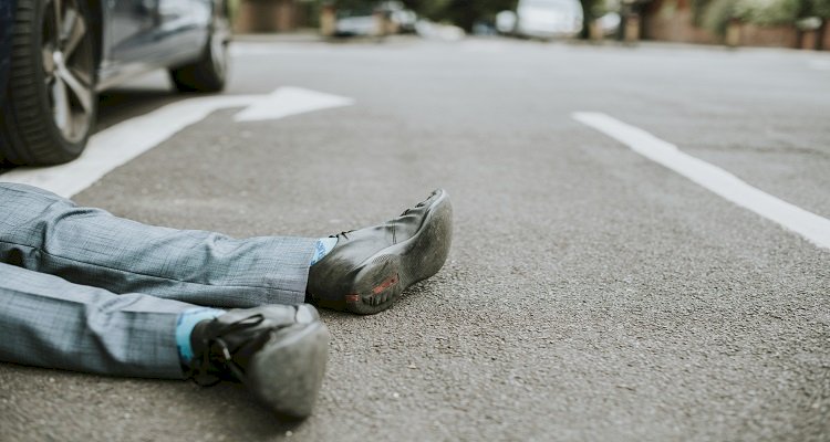 Iban a terapia de pareja, su novio le propuso terminar la relación y ella intentó atropellarlo