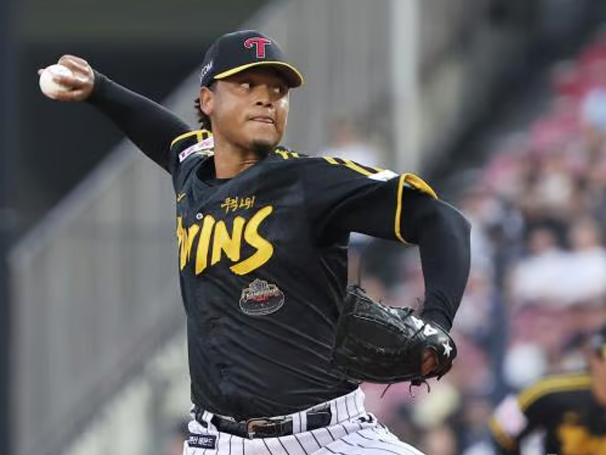 Elieser Hernández se estrena con victoria en Corea