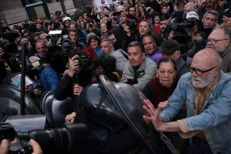 Gobierno de Milei reprime manifestación de abuelos argentinos