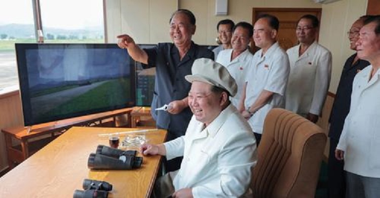 Kim Jong-un exhibió un nuevo dron norcoreano en medio de los ejercicios militares de Corea del Sur y EEUU