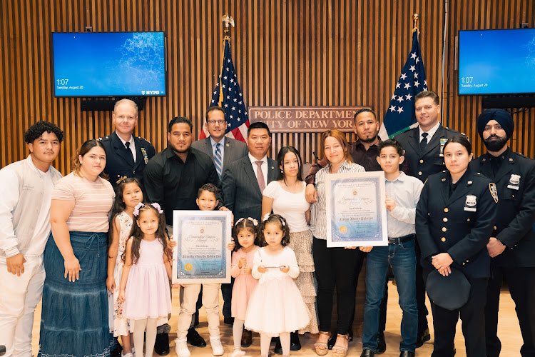 Dos migrantes venezolanos fueron reconocidos como héroes locales por la Policía de Nueva York