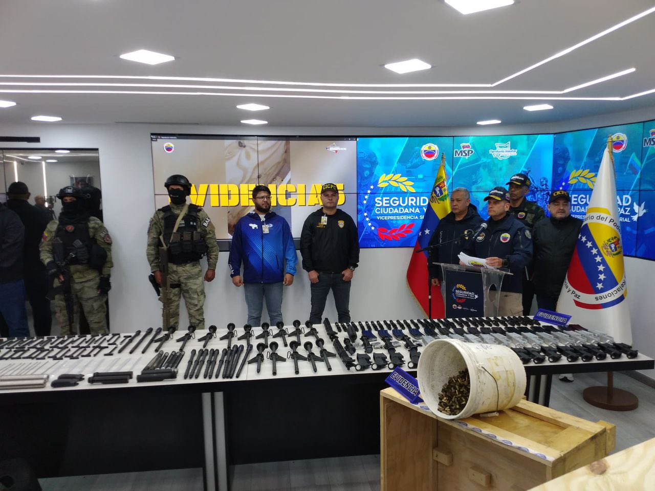 Ministro Remigio Ceballos informó que capturaron a dos sujetos que fabricaban armas de guerra