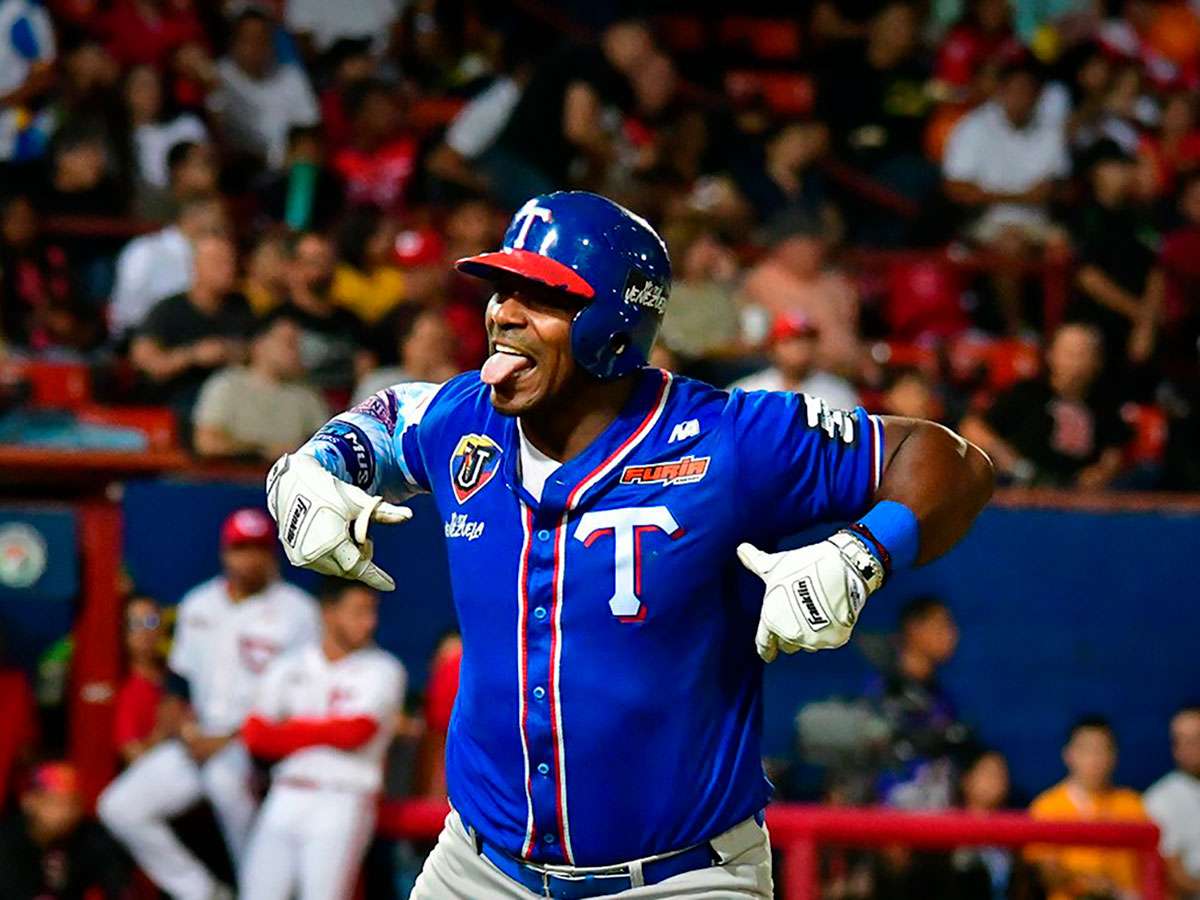 ¡Oficial! Yasiel Puig volverá a vestir la camiseta de Tiburones