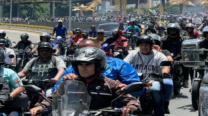 Motorizados en caravana en apoyo a Nicolás Maduro en Caracas