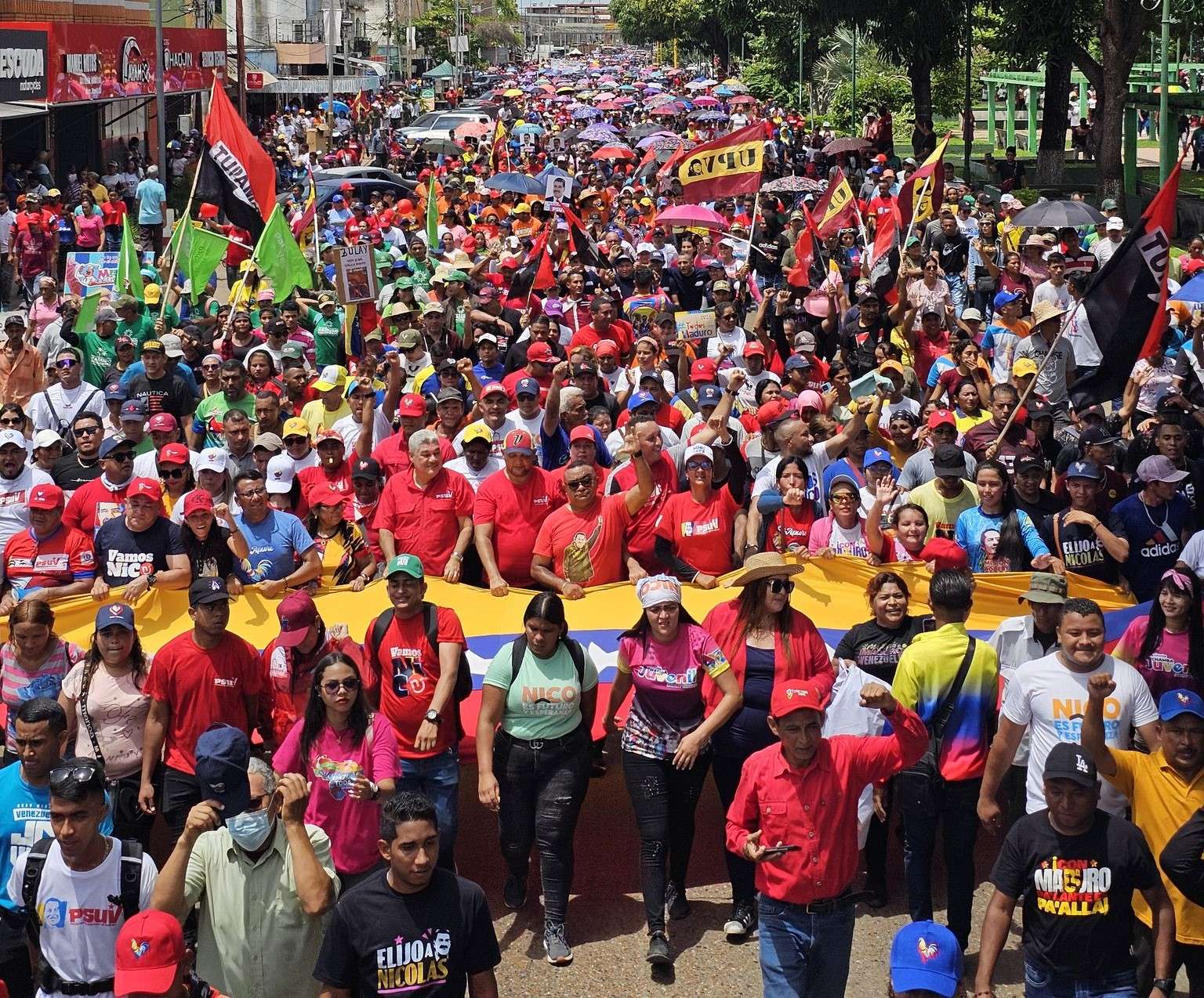 Pueblo se concentra a favor de la paz y en respaldo a Maduro
