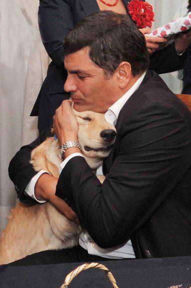 "Tuvo una vida feliz", dijo el expresidente Correa tras la muerte de su perro Segismundo