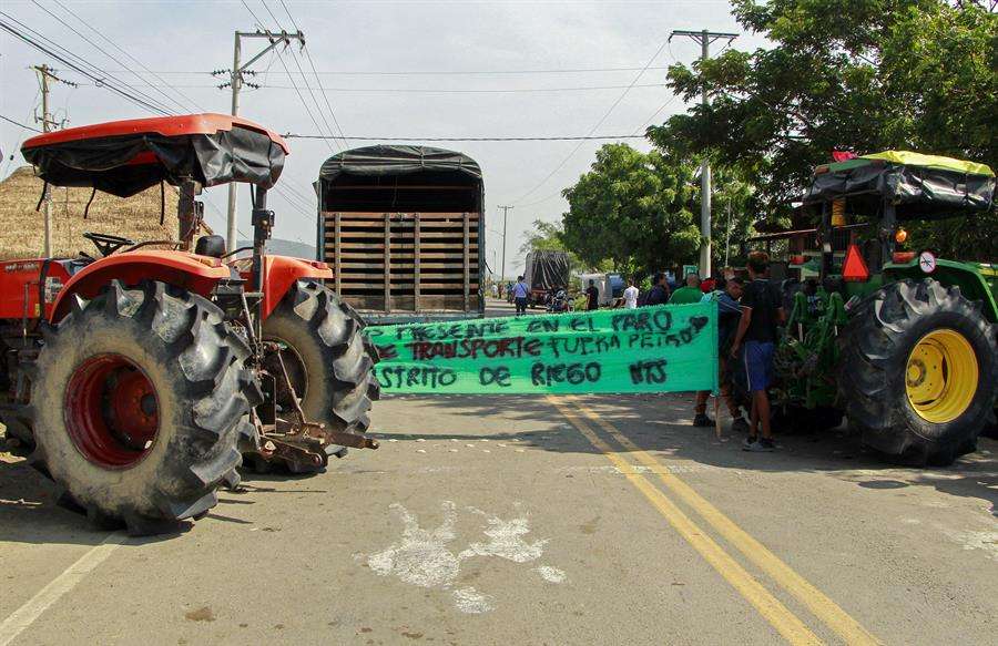 Paro de camioneros colombianos obstaculiza frontera con Venezuela